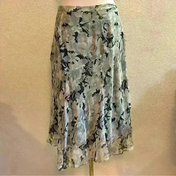 Vintage Banana Republic Muted Blue, Grey, and Green Floral Ruffle Skirt Size 2 - Picture 5 of 7